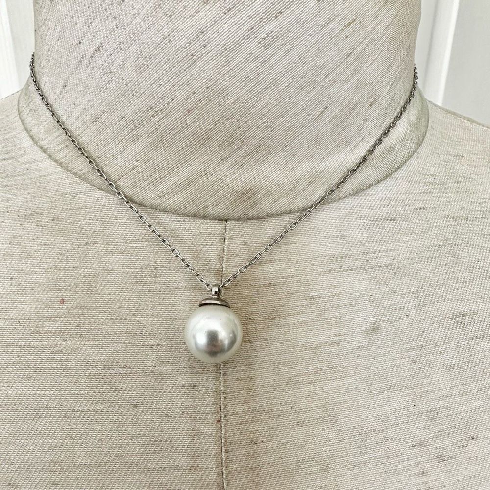 Express single pearl drop necklace
